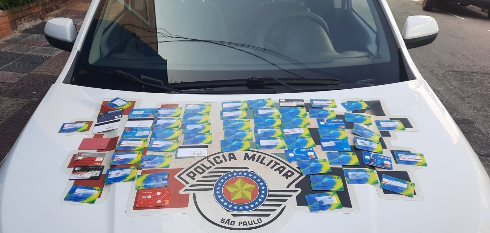 Estelionatários são detidos após serem flagrados em agencia bancaria com mais de 60 cartões