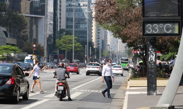 Governo de  São Paulo descarta medidas restritivas para conter covid-19 e gripe