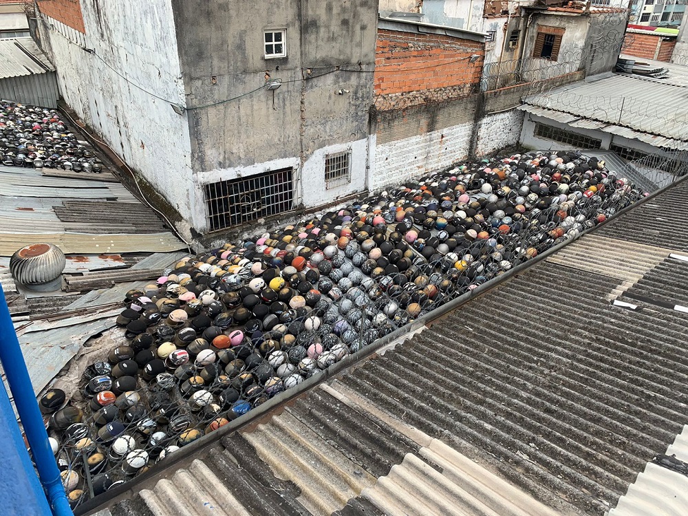 Quatro pessoas são presas e mais de 3,1 mil peças de moto são apreendidas no centro de SP
