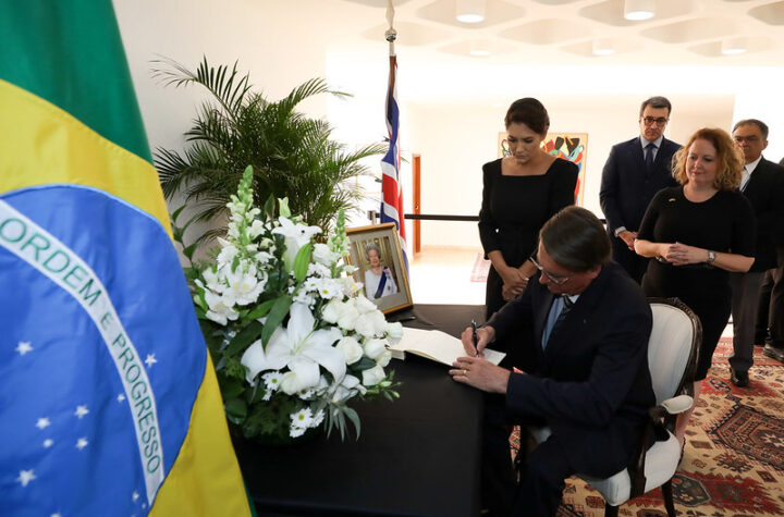 Presidente Bolsonaro assina livro de condolências e confirma presença em funeral da rainha Elizabeth II