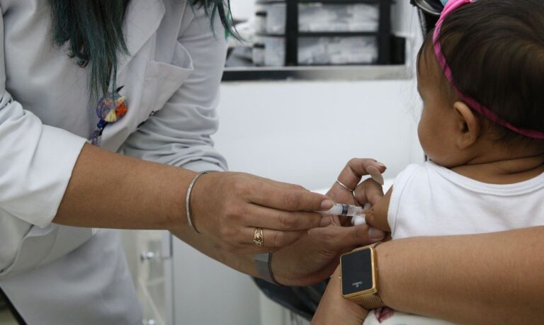 Ministério da Saúde recebe vacinas contra covid-19 para crianças de 6 meses a 3 anos