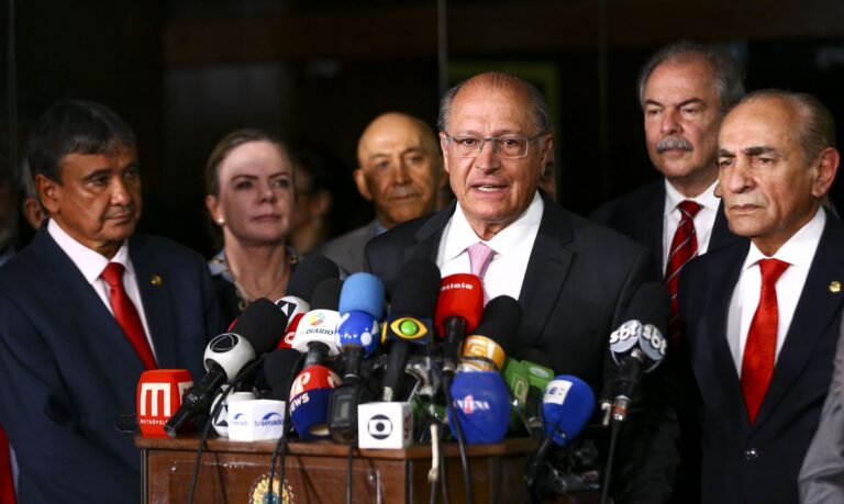 Geraldo Alckmin é nomeado coordenador da equipe que fará a transição do governo Bolsonaro para Lula.