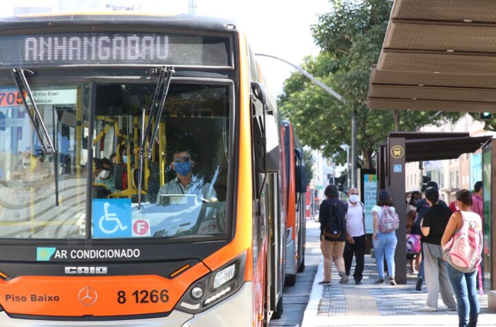 São Paulo distribui 1 milhão de máscaras em 32 terminais de ônibus