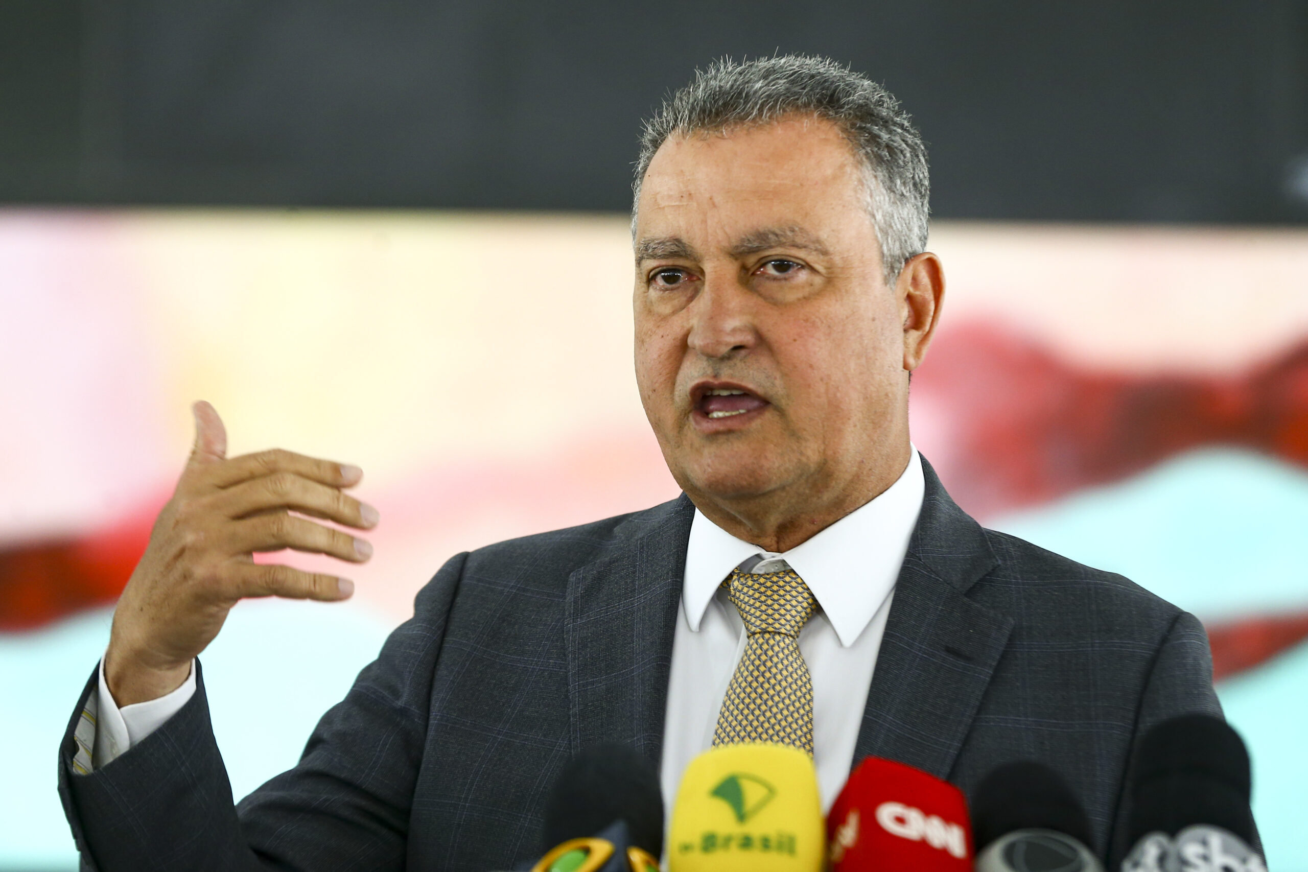 Brasília (DF), 03/04/2023 – O ministro da Casa Civil, Rui Costa, durante entrevista após reunião ministerial no Palácio do Planalto.