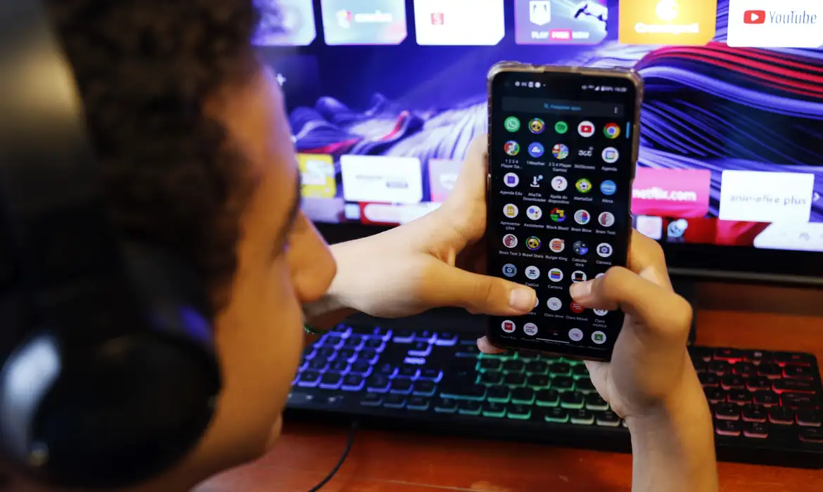 Especialistas elogiam lei australiana que proíbe redes sociais a menores de 16