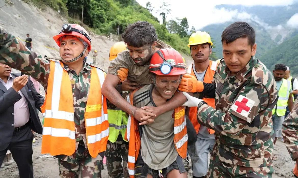 Trabalhadores são resgatados de túnel nove dias após tragédia no Nepal 2026-09-04t111329z_1_lynxmpem830w4_rtroptp_4_nepal-floods-survivor